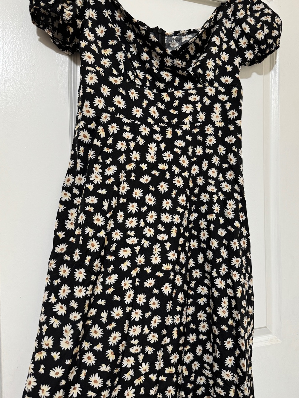 Women’s Black Daisy Print Puff Sleeve Dress